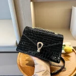sac à main noir avec chaîne dorée