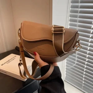 sac à main en cuir demi-lune marron clair