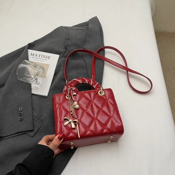 sac à main en cuir rouge matelassé