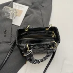 sac à main noir avec motif matelassé