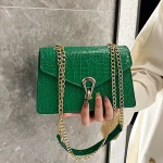 accessoire en cuir vert avec chaîne