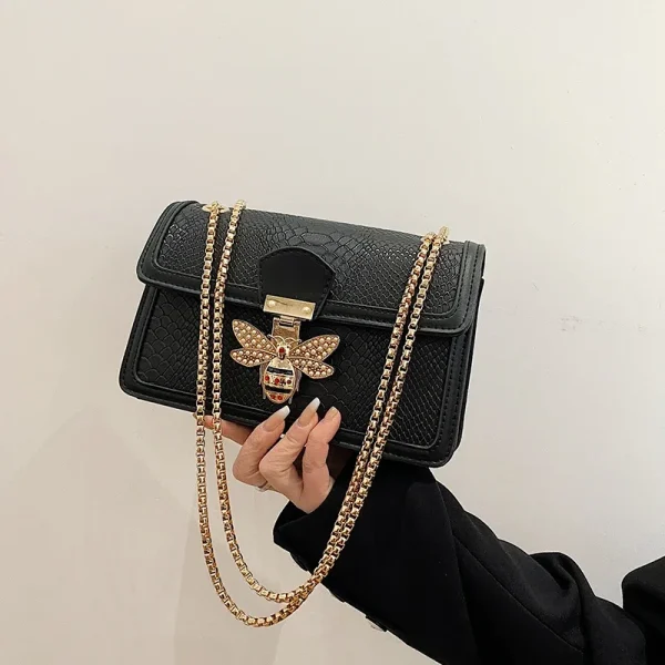 sac à main en cuir noir effet python