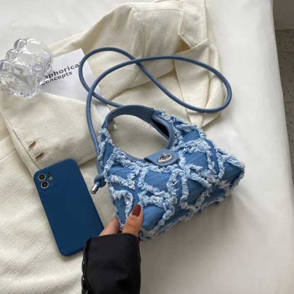 sac à main en jean frangé chic et design