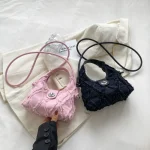 sac à main tendance en jean frangé