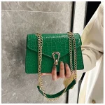 sac à main vert avec chaîne dorée