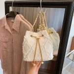 sac à main blanc style chic et décontracté