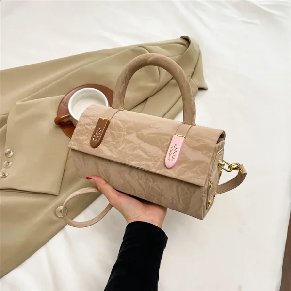 sac à main en daim beige cylindrique