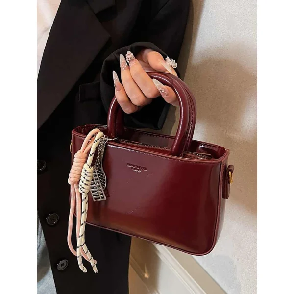 sac à main en cuir bordeaux verni