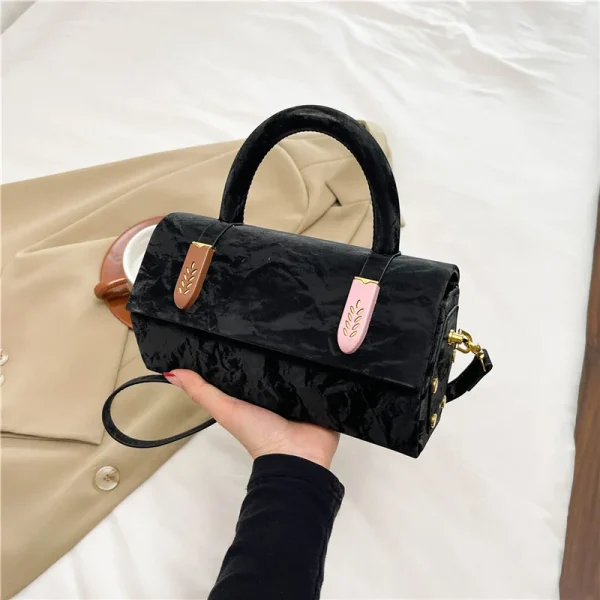 sac à main en daim noir cylindrique