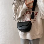 sac en cuir noir style vintage