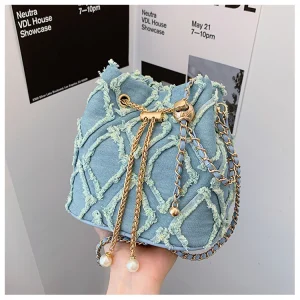 sac à main en jean bleu clair avec chaîne dorée