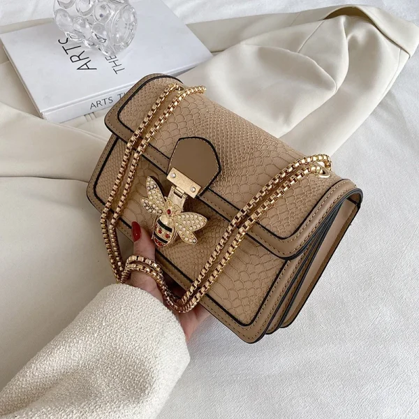 sac à main en cuir beige effet python