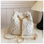 sac à main en jean blanc avec chaîne dorée