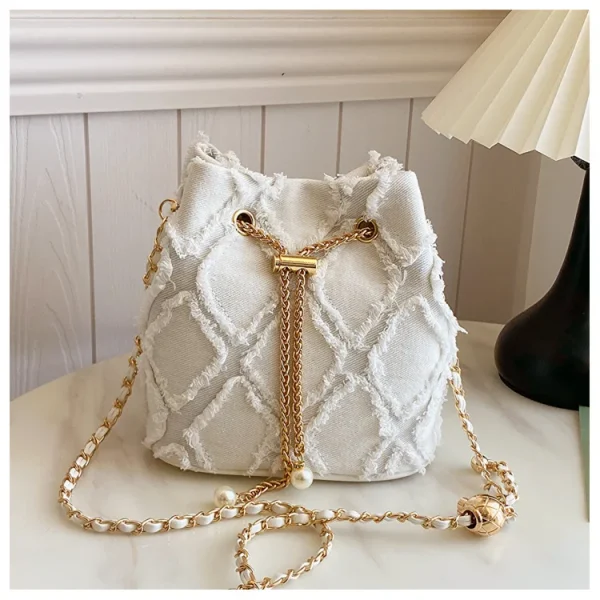 sac à main en jean blanc avec chaîne dorée