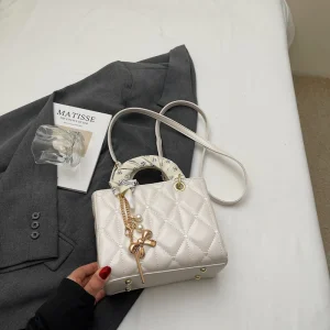 sac à main en cuir blanc matelassé