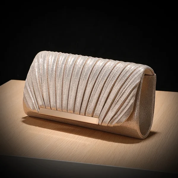sac à main de soirée dorée plissée avec finition brillante