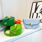 sac à main vert avec fermoir doré