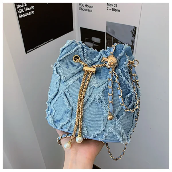 sac à main en jean bleu avec chaîne dorée