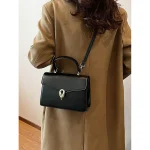 sac à main noir avec bandoulière amovible