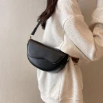 sac à main en cuir noir demi-lune