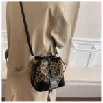 sac à main chic bandoulière cuir noir
