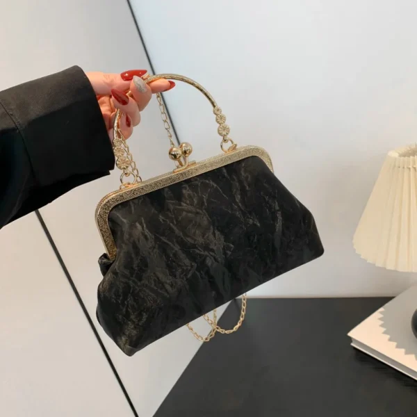 sac à main velours noir élégant style vintage