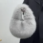 Sac À Main En Fausse Fourrure Gris – Modèle Hobo Doux Tendance Et Chaleureux Pour L’hiver