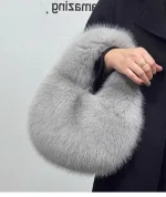 sac à main en fausse fourrure gris clair