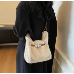 sac à main en fourrure douce et chic