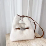 sac à main blanc en fourrure synthétique