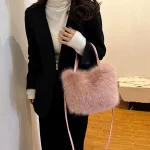 accessoire chic en fourrure rose