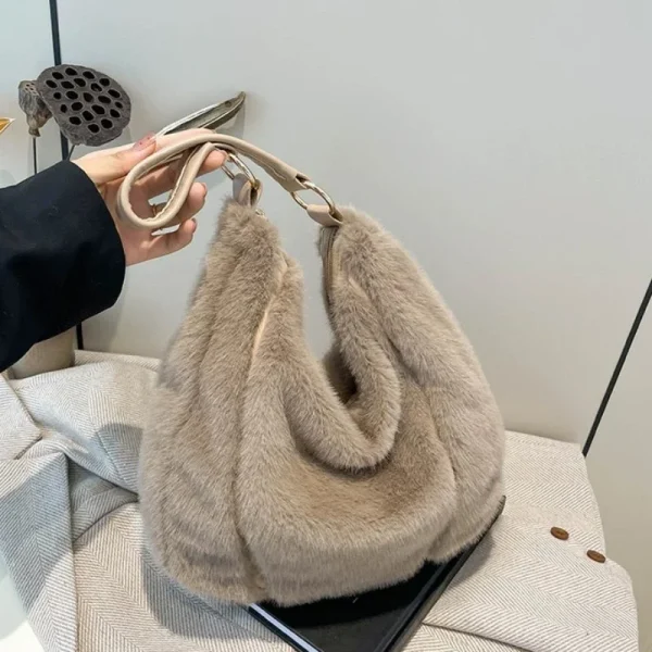 sac à main fourrure hobo beige – sac épaule doux et tendance pour l’hiver