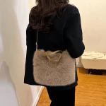 sac à main marron sophistiqué avec texture en fourrure