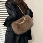 sac élégant en fausse fourrure marron à chaîne de perles