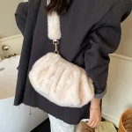 sac à main en fourrure blanche