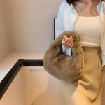 sac hobo tendance en fausse fourrure marron