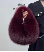 sac à main en fausse fourrure couleur bordeaux élégant