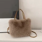 sac à main doux et stylé en fourrure marron