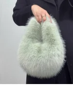 sac à main en fausse fourrure verte élégant