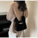 accessoire mode sac fourrure noir