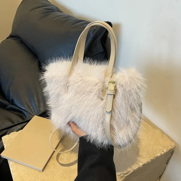 Sac À Main Fourrure Blanche – Hivernal Doux Et Élégant