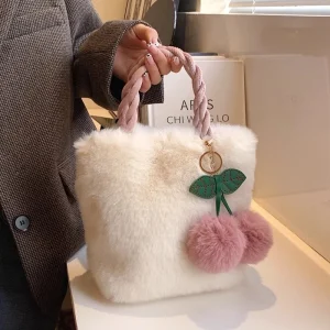 Sac À Main En Fausse Fourrure Blanche Poignée Tressée Et Pompons Cerise – Sac Tendance Hiver