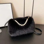 sac à main noir en fausse fourrure