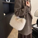accessoire mode sac à main en fourrure beige