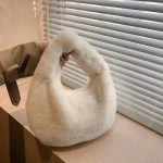 sac hobo en fausse fourrure blanche