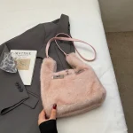 sac élégant en fourrure rose pour femme