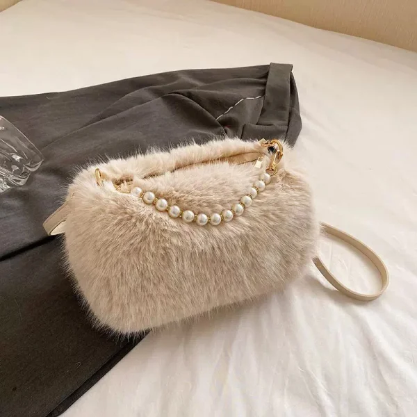 Sac À Main En Fausse Fourrure Beige Avec Chaîne De Perles – Élégant Et Chic