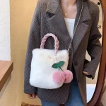 accessoire mode sac à main fausse fourrure blanc