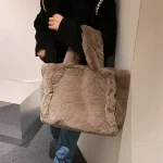 sac à main en fausse fourrure marron tendance et élégant
