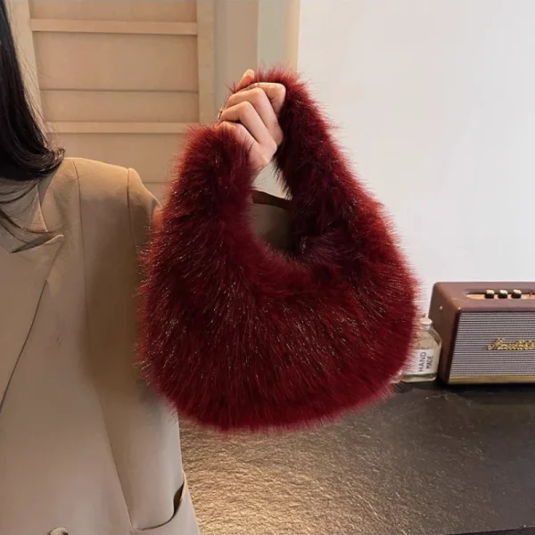 Sac À Main En Fausse Fourrure Bordeaux – Style Hiver Luxe Doux Et Élégant